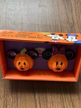 Disney Mickey & Minnie Salt and Pepper Shakers NEW